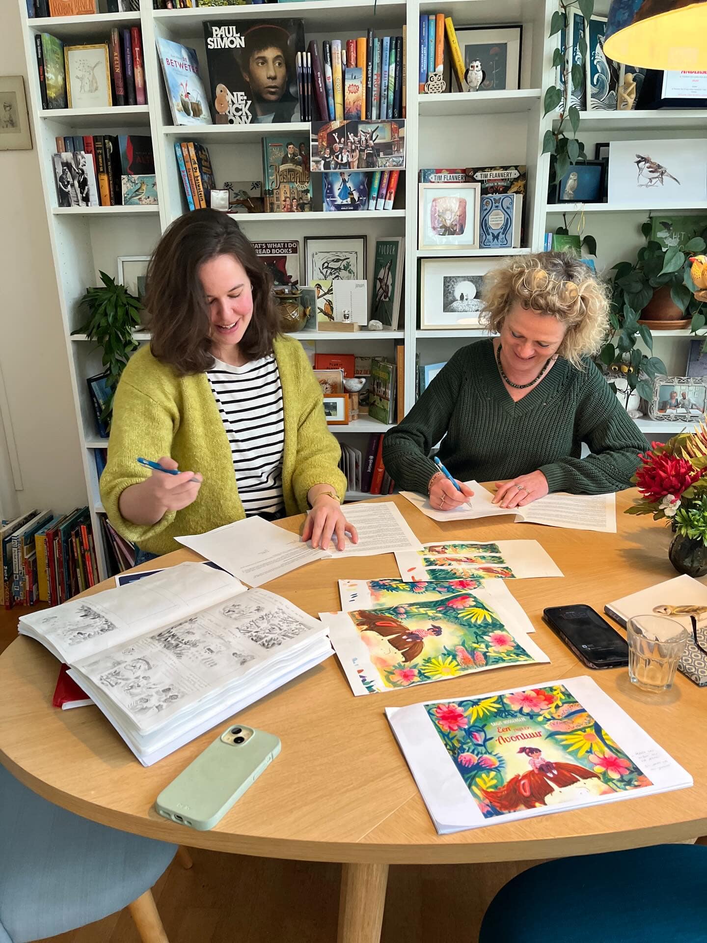 Een droom die uitkomt! ✨
Vorige week was ik op bezoek bij @uitgeverijlemniscaat (een droom op zich). Na het bespreken van mijn prentenboekidee kreeg ik van Jesse Goossens een contract aangeboden!!! 🥳😱🤩 Die lach is sindsdien niet meer van mijn gezicht verdwenen (zie foto strip).
 
Ik werk al even aan een fantastisch leuk project: een nieuw boek van @auteur.evydanckers illustreren. Mijn bezoek stond in het teken van kennismaken, een rondleiding bij mijn nieuwe uitgeverij (!!) en het bespreken van mijn schetswerk.
Dat ik naar huis ging met nog een contract én het vooruitzicht dat mijn eigen prentenboek in het voorjaar van 2027 bij Lemniscaat verschijnt, had ik nooit durven dromen!
 
Ik heb er ontzettend veel zin in! Het wordt fantastisch! 🤩 En ik zal jullie op de hoogte houden met hier en daar een sneak peek. 👀 Spannend!!

See English text in comments