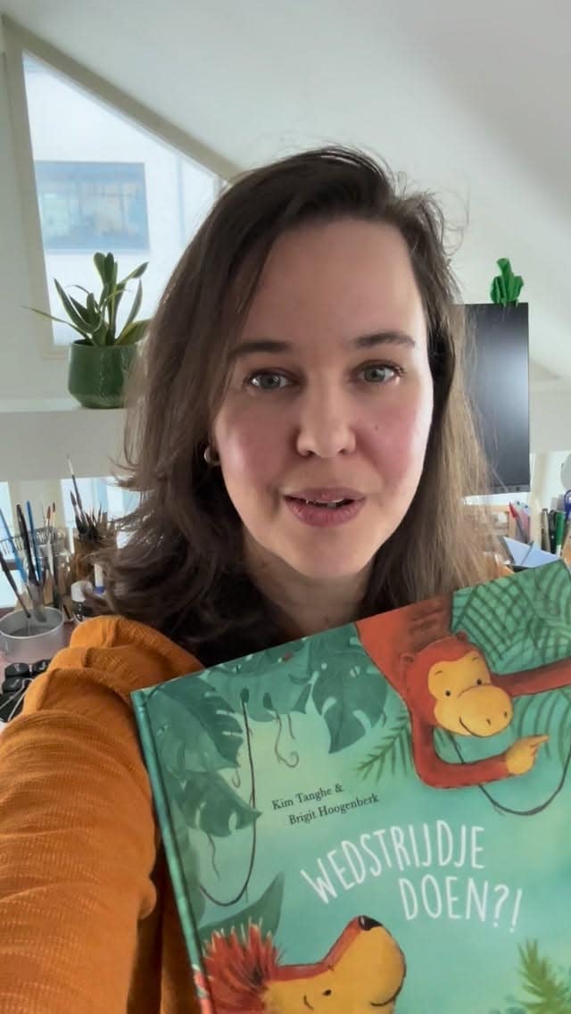 Hoe lang doe je eigenlijk over een illustratie? 👀
In deze reel vertel ik je hoe dat proces eruitziet en hoeveel uur er in één spread gaat zitten.
Wat denk jij dat hier in het verhaal gebeurt?

For my international followers:
How long does it take to create an illustration like this one? 🤔
That’s a difficult question to answer, because a lot of time goes into brainstorming, sketching, developing the characters and creating the storyboard for the entire book.
After that, I make a detailed sketch for each spread before painting the final illustration, which takes me about 10 hours for a spread like this one.

#louenlev #prentenboek #prentenboekillustrator #illustratie #kinderboekillustratie