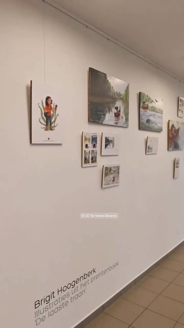 ✨Mijn eerste tentoonstelling!✨
Het is heel bijzonder om je eigen werk aan een muur te zien hangen! 🤩 En mijn naam in grote letters op de muur 🥹 ZO cool.

De illustraties uit De laatste traan zijn te zien in CC Ter Vesten in Beveren. Ann Van Daele, de auteur van het boek, presenteerde ons boek in de bibliotheek. De tentoonstelling loopt nog tot en met 16 januari! Dus mocht je in de gelegenheid zijn, ga het dan bekijken in Beveren, bij Antwerpen. 
@cctervesten @clavis_uitgeverij 

🇬🇧 My first exhibition! ✨
It’s so special to see your own work hanging on a wall! 🤩 And seeing my name in big letters on the wall 🥹 SUCH a moment.
The illustrations from De laatste traan (The Last Teardrop) are on display at CC Ter Vesten in Beveren. Ann Van Daele, the book’s author, presented our book at the library. The exhibition runs until January 16!

#myfirstexhibition #expo #tentoonstelling #exhibition #illustration #childrensbookillustrator #bookillustrations #delaatstetraan #thelastteardrop #cctervesten